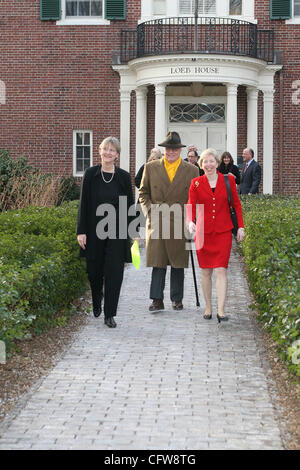 11.02.07 - ist CAMBRIDGE, MA Drew Gilbin Faust Präsident der Harvard University benannt. Drew Gilbin Faust, links, Wanderungen mit James R. Houghton, Vorsitzende des Harvard Präsidenten Berufungskommission und Susan L. Graham, Präsident der Harvard Board of Overseers für 2006-2007 auf einer Pressekonferenz angekündigt Stockfoto