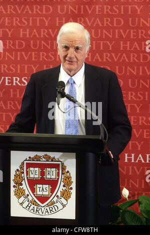 11.02.07 - CAMBRIDGE, MA Derek Bok, ehemaliger Präsident der Harvard University und seit kurzem spricht interim Präsident der Harvard University auf einer Pressekonferenz verkündet Drew Gilbin Faust als 28. Präsident der Harvard Universität. Stockfoto