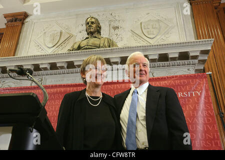 11.02.07 - heißt Drew Gilbin Faust in CAMBRIDGE, MA, Präsident der Harvard Universität neu benannte Präsident der Harvard Universität Drew Gilbin Faust, links, und ehemaliger Harvard Präsident Derek Bok, diente auch als Interims-Präsident für den letzten mehrere Monate Stand unter eine Büste von John Harvard für wen Stockfoto