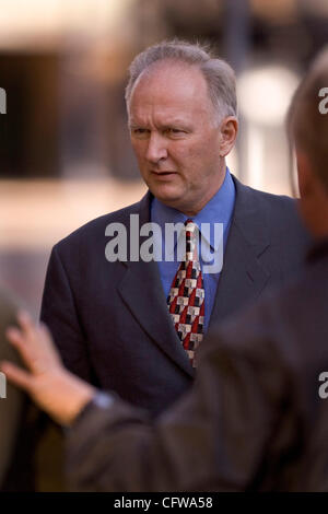 Am 14. Februar 2007 San Diego California USA (LtoR) Anwalt MARK GERAGOS und Client BRENT WILKES kommt am Bundesgericht in San Diego, wo WILKES angeklagt wurde, wegen Betrugs und Verschwörung zusammen mit KYLE "DUSTY" FOGGO im Zusammenhang mit ehemaliger Kongressabgeordneter RANDY "DUKE" CUNNINGHAM.  WILKES und Stockfoto