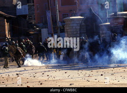 Ein Tränengas Shell Rauch explodiert nach zurückgeworfen durch Kashmiri Demonstranten in Srinagar, 16. Februar 2007. Polizei feuerte Tränengas im indischen Teil Kaschmirs Hauptstadt am Freitag Hunderttausende Menschen protestieren gegen israelische Ausgrabungen in der Nähe des Islam drittheiligste Heiligtum in Jerusalem, Polizei zu zerstreuen ein Stockfoto