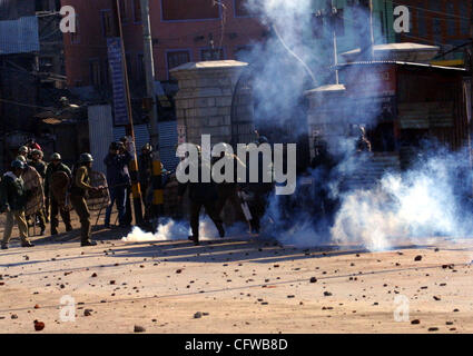 Ein Tränengas Shell Rauch explodiert nach zurückgeworfen durch Kashmiri Demonstranten in Srinagar, 16. Februar 2007. Polizei feuerte Tränengas im indischen Teil Kaschmirs Hauptstadt am Freitag Hunderttausende Menschen protestieren gegen israelische Ausgrabungen in der Nähe des Islam drittheiligste Heiligtum in Jerusalem, Polizei zu zerstreuen ein Stockfoto