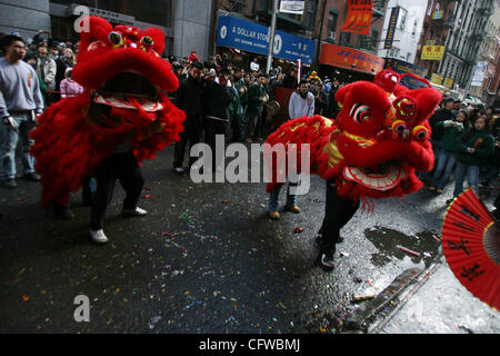 Teilnehmer führen einen Drachentanz während der jährlichen chinesischen Neujahr Parade 18 sei 2007 im Abschnitt Chinatown von New York city.chinese auf der ganzen Welt feiern das Neujahrsfest des Schweins. Stockfoto