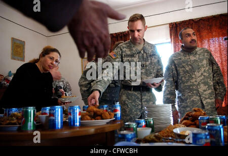 19. Februar 2007 - Bagdad, Irak--Captain WILLIAM LeFEVER, Center, von der 82. US-Luftlandedivision, Speisen sich eine Platte im Haus von Abu Muhanned in der Shiia dominiert Rabi Nachbarschaft. Die 82. 2nd Brigade Combat Team wurde "in Bagdad letzten Monat stieg" als die Bush-Administration es enthüllt Stockfoto