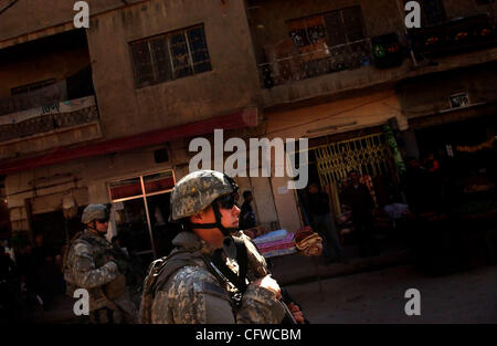 19. Februar 2007 - Bagdad, Irak - Fallschirmjäger aus der 82nd Airborne Division Patrouillen einer Straße in der Shiia dominiert Rabi Nachbarschaft. Die 82. 2nd Brigade Combat Team wurde "in Bagdad letzten Monat stieg" als die Bush-Regierung ihre neue Strategie für den Irak präsentierte. (Kredit-Bild: © Andrew Craft / Stockfoto