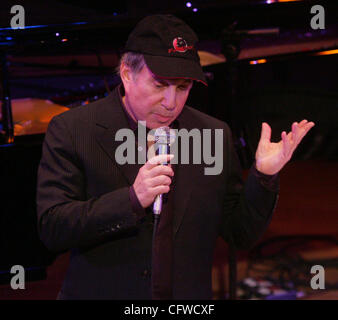 20. Februar 2007; New York, NY, USA; Sänger PAUL SIMON führt während der Trauerfeier für Grammy Award Gewinner Saxophonisten Michael Brecker im Rathaus. Michael Brecker starb am Samstag, 13. Januar an Leukämie im Alter von 57 Jahren. Obligatorische Credit: Foto von Nancy Kaszerman/ZUMA Press. (©) Copyrigh Stockfoto