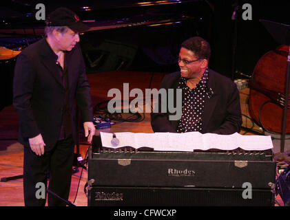 20. Februar 2007; New York, NY, USA; Sänger PAUL SIMON und Pianist HERBIE HANCOCK führen während der Trauerfeier für Grammy Award gewinnen Saxophonisten Michael Brecker im Rathaus. Michael Brecker starb am Samstag, 13. Januar an Leukämie im Alter von 57 Jahren. Obligatorische Credit: Foto von Nancy Kaszerma Stockfoto