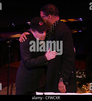 20. Februar 2007; New York, NY, USA; Sänger PAUL SIMON und Pianist HERBIE HANCOCK umarmen nach ihrem Auftritt während der Trauerfeier für Grammy Award gewinnen Saxophonisten Michael Brecker im Rathaus. Michael Brecker starb am Samstag, 13. Januar an Leukämie im Alter von 57 Jahren. Obligatorische Credit: Stockfoto