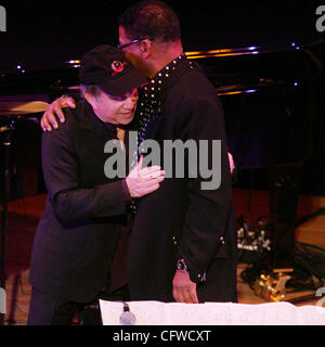 20. Februar 2007; New York, NY, USA; Sänger PAUL SIMON und Pianist HERBIE HANCOCK umarmen nach ihrem Auftritt während der Trauerfeier für Grammy Award gewinnen Saxophonisten Michael Brecker im Rathaus. Michael Brecker starb am Samstag, 13. Januar an Leukämie im Alter von 57 Jahren. Obligatorische Credit: Stockfoto