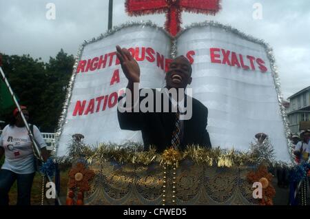 23. Februar 2007 - Georgetown, englische Guyana - auf einem Float, verkündet eine Darsteller das Wort Gottes während einer Parade durch die Stadt während der jährlichen Mashramani des Landes feiern, allgemein gesehen als die Landesversion des Karnevals. Auch bekannt als "Mash", ist die Veranstaltung offiziell eine Feier des c Stockfoto