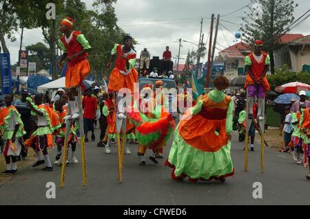 23. Februar 2007 - Georgetown, Guyana Englisch - Tänzer, einige auf Stelzen, während einer Parade durch die Stadt während der jährlichen Mashramani des Landes feiern, allgemein gesehen als die Landesversion des Karnevals. Auch bekannt als ist "Mash", die Veranstaltung offiziell eine Feier der Unabhängigkeit des Landes Stockfoto