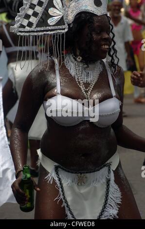 23. Februar 2007 - Georgetown, Guyana Englisch - A Performer während einer Parade durch die Stadt während der jährlichen Mashramani des Landes feiern, allgemein gesehen als die Landesversion des Karnevals. Auch bekannt als "Mash", ist die Veranstaltung offiziell eine Feier der Unabhängigkeit des Landes von Großbritannien im Stockfoto