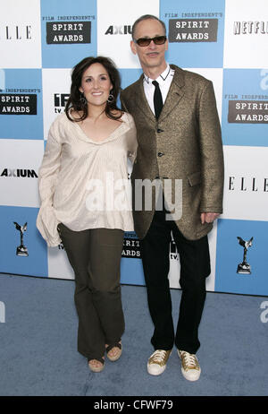 24. Februar 2007 - Santa Monica, CA, USA - Talk Show Host RICKI LAKE und Regisseur JOHN WATERS während Ankünfte auf der 2007 Film Independent Spirit Awards veranstalteten am Santa Monica Pier (Credit-Bild: © Lisa O'Connor/ZUMA drücken) Stockfoto