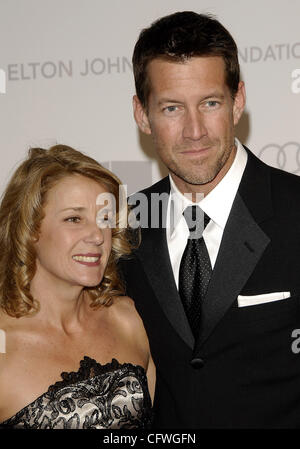 25. Februar 2007; West Hollywood, Kalifornien, USA;  Actor James Denton (R) und Frau ERIN O'BRIEN DENTON an der 15. jährlichen Elton John AIDS Foundation Oscar Party im Pacific Design Center. Obligatorische Credit: Foto von Vaughn Youtz/ZUMA Press. (©) Copyright 2007 von Vaughn Youtz. Stockfoto