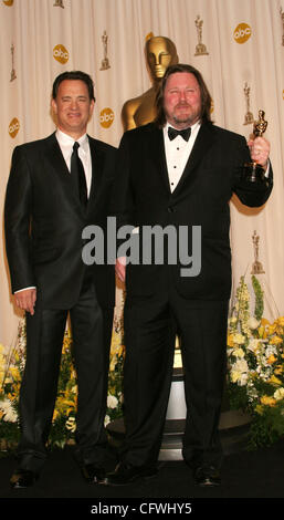 25. Februar 2007 - Los Angeles, CA, USA - OSCARS 2007: WILLIAM MONAHAN mit dem Award für "Bestes adaptiertes Drehbuch für"The Departed"" und Moderator TOM HANKS im Drucksaal bei der 79. Oscar-Verleihung im Kodak Theatre in Los Angeles statt.  (Kredit-Bild: © Paul Fenton/ZUMA Press) Stockfoto