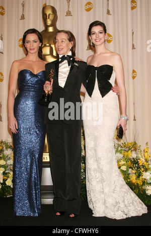 25. Februar 2007 - Hollywood, CA, USA - OSCARS 2007: MILENA CANONERO mit dem Award für "Best Costume Design für 'Marie Antoinette'" im Drucksaal mit Moderatoren, EMILY BLUNT und ANNE HATHAWAY in der 79. statt Oscar-Verleihung im Kodak Theatre.   (Kredit-Bild: © Paul Fenton/ZUMA Press) Stockfoto