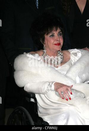 28. Februar 2007 - Hollywood, Kalifornien, US - K51961EG. ELIZABETH TAYLORS 75. DIAMANT-GEBURTSTAGSPARTY IM RITZ CARLTON HOTEL, LAS VEGAS, NV 27.02.2007.  -2007.ELIZABETH TAYLOR (Kredit-Bild: © Ed Geller/Globe Photos/ZUMAPRESS.com) Stockfoto