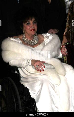 28. Februar 2007 - Hollywood, Kalifornien, US - K51961EG. ELIZABETH TAYLORS 75. DIAMANT-GEBURTSTAGSPARTY IM RITZ CARLTON HOTEL, LAS VEGAS, NV 27.02.2007.  -2007.ELIZABETH TAYLOR (Kredit-Bild: © Ed Geller/Globe Photos/ZUMAPRESS.com) Stockfoto