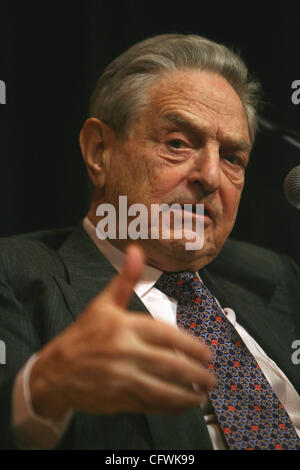 28. Februar 2007 - New York, NY, USA - USA global Finanzier und Philanthrop GEORGE SOROS sprach an der new School University in New York, 26. Februar 2007. (Kredit-Bild: © Mehmet Demirci/ZUMA Press) Stockfoto