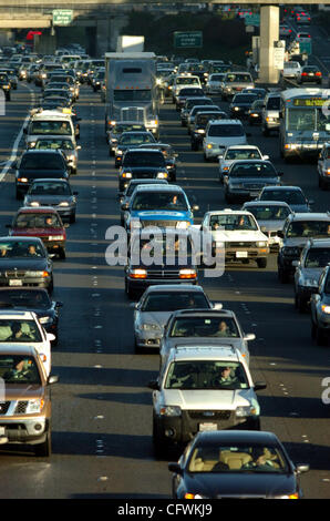 Morgen pendeln Verkehr verhandelt Interstate 80 durch Richmond, Kalifornien, auf Mittwoch, 28. Februar 2007. Die Bay Area Rat hat einen Bericht besagt, dass Verkehr Bay Area Residents größte Sorge ist freigegeben.   (Contra Costa Times / Mark DuFrene) Stockfoto