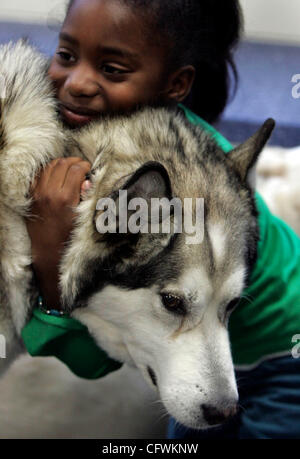 STORMI grüner • sgreener@startribune.com.Osseo, MN 26.02.2007--. Osseo Grundschule veranstaltete "Berg Musher" für Klasse k-6 am Montag. Heranführung von Kindern an der richtige Weg, um einen fremden Hund zusammen mit Hundeschlitten Geschichten und eine Chance, ihre Hände auf echte Schlittenhunde zu nähern. Kinder waren ta Stockfoto