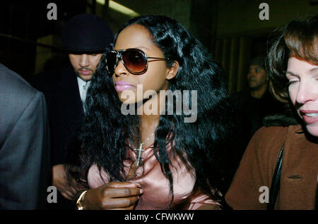 Hip Hop Sänger Foxy Brown, mit bürgerlichem Namen Inga Merchand ist, verlässt Manhattan Criminal Court nach einer Anhörung auf ihre Bewährung. Stockfoto