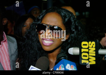 Hip Hop Sänger Foxy Brown, mit bürgerlichem Namen Inga Merchand ist, verlässt Manhattan Criminal Court nach einer Anhörung auf ihre Bewährung. Stockfoto