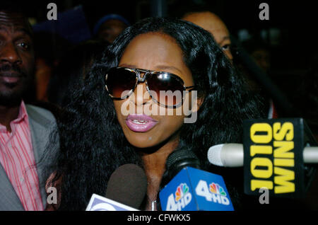 Hip Hop Sänger Foxy Brown, mit bürgerlichem Namen Inga Merchand ist, verlässt Manhattan Criminal Court nach einer Anhörung auf ihre Bewährung. Stockfoto