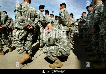 HLarmyCrosLevel268923x013.jpg 04.03.2007 LOS ALAMITOS (Orange County, Kalifornien) USA  S. Sgt ALBERT (Cq) BAKER von Bakersfield, Center und Mitglied des California Army National Guard 1. Bataillon 160. Infanterieregiment macht einen kurzen Anruf auf seinem Handy vor Beginn der Bereitstellung Wachshaut Stockfoto