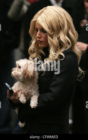 1. März 2007; New York, NY, USA; Schauspielerin/Sängerin JESSICA SIMPSON mit ihrem Hund am Set ihres neuen Films "Blond Ambition" in New York City. Obligatorische Credit: Foto von Nancy Kaszerman/ZUMA Press. (©) Copyright 2007 von Nancy Kaszerman Stockfoto