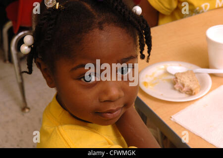 Junges Mädchen am freien Glaubens-basierte Feed meiner Lämmer Vorschule in einkommensschwachen Nachbarschaft, Marietta, GA © Robin Nelson Stockfoto