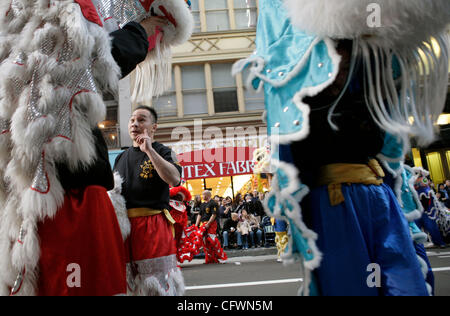 3. März 2007 durchführen während das chinesische Neujahr Parade in San Francisco, Kalifornien - San Francisco, CA, USA - Mitglieder von der San Francisco Police Department Lion Dance Troupe und ihren Kindern. Die Parade markierte das Ende der chinesischen Neujahrsfest in San Francisco ist Heimat der größten Stockfoto