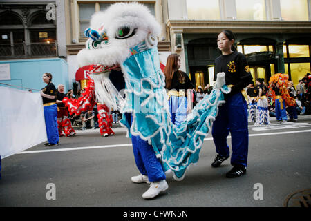 3. März 2007 durchführen während das chinesische Neujahr Parade in San Francisco, Kalifornien - San Francisco, CA, USA - Mitglieder von der San Francisco Police Department Lion Dance Troupe und ihren Kindern. Die Parade markierte das Ende der chinesischen Neujahrsfest in San Francisco ist Heimat der größten Stockfoto