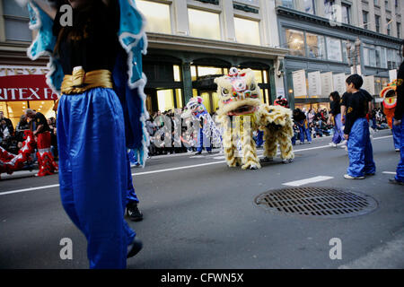 3. März 2007 durchführen während das chinesische Neujahr Parade in San Francisco, Kalifornien - San Francisco, CA, USA - Mitglieder von der San Francisco Police Department Lion Dance Team und ihren Kindern. Die Parade markierte das Ende der chinesischen Neujahrsfest in San Francisco ist Heimat der größten Ch Stockfoto