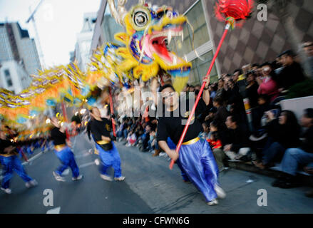 3. März 2007 durchführen während das chinesische Neujahr Parade in San Francisco, Kalifornien - San Francisco, CA, USA - Mitglieder des San Francisco Police Department Lion Dance Team. Die Parade markierte das Ende der chinesischen Neujahrsfest in San Francisco ist die größte Chinatown außerhalb der Heimat Stockfoto