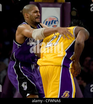 3. März 2007 erhält die - Los Angeles, CA, USA - Los Angeles Lakers (21) RONNY TURIAF ein Foul von Sacramento Kings (34) CORLISS WILLIAMSON als er während der ersten Hälfte ihres Spiels im Staples Center in Los Angeles, Kalifornien. Die Sacramento Kings gewann 116-108. (Kredit-Bild: © Armando Arorizo/ZUMA Press Stockfoto