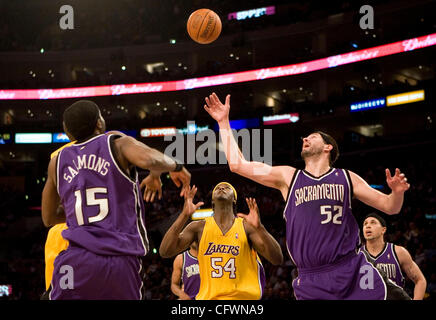 3. März 2007 - kämpft Los Angeles, CA, USA - os Angeles Lakers (54) KWAME BROWN für den Ball mit den Sacramento Kings (52) BRAD MILLER und (15) JOHN SALMONS während der zweiten Hälfte ihres Spiels im Staples Center in Los Angeles, Kalifornien. Die Sacramento Kings gewann 116-108. (Kredit-Bild: © Arman Stockfoto