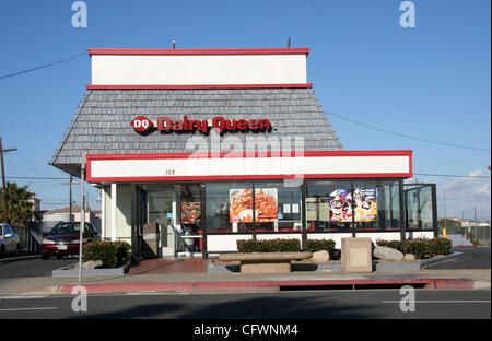 4. März 2007 ist - Huntington Beach, CA, USA - Dairy Queen, eine Eisdiele und Fast-Food-Restaurant-Franchise in den Vereinigten Staaten und Kanada, die im Jahre 1940 gegründet wurde.  Mit 5.700 Restaurants in 22 Ländern ab 2005 ist Dairy Queen eines der größten Franchises in der Welt. Ein Großteil seiner frühen gr Stockfoto