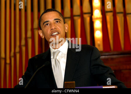 Clinton, Obama Gedenken an historische Selma März SELMA, AL - März 04: Demokratische Präsidentschaftskandidat Senator aus Illinois Barack Obama spricht während des Gottesdienstes in der historischen Brown Kapelle African Methodist Episcopal Church Sonntagmorgen vor dem Marsch zum Gedenken an die 1965 "blutigen Sunda Stockfoto