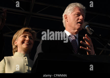 Clinton, Obama Gedenken an historische Selma März SELMA, AL - März 04: Senatorin Hillary Clinton, links, und ehemaligen Präsidenten Bill Clinton, als er spricht nach wird in der nationalen Abstimmung Rechte Hall Of Fame aufgenommen nach marschieren mit einer Menschenmenge in der Edmund Pettus Bridge zum Gedenken an die 1965 Stockfoto