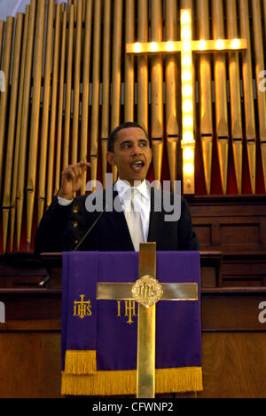 Clinton, Obama Gedenken an historische Selma März SELMA, AL - März 04: Demokratische Präsidentschaftskandidat Senator aus Illinois Barack Obama spricht bei einem Gottesdienst in der historischen Brown Kapelle African Methodist Episcopal Church Sonntagmorgen vor dem März 1965 "Bloody Sunday" Gedenken an Stockfoto