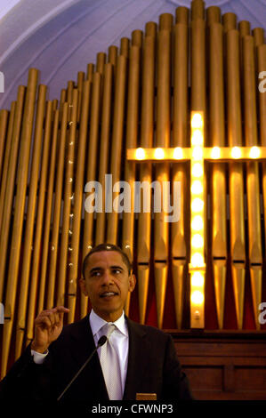 Clinton, Obama Gedenken an historische Selma März SELMA, AL - März 04: Demokratische Präsidentschaftskandidat Senator aus Illinois Barack Obama spricht bei einem Gottesdienst in der historischen Brown Kapelle African Methodist Episcopal Church Sonntagmorgen vor dem März 1965 "Bloody Sunday" Gedenken an Stockfoto