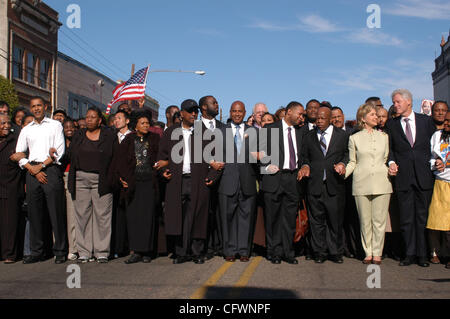 Clinton, Obama Gedenken an historische Selma März SELMA, AL - März 04: Demokratischen Präsidentschaftskandidaten, Senator Barack Obama, links und Senatorin Hillary Clinton und Präsident Bill Clinton, Recht, März mit anderen Führern mit einer Masse der Edmund Pettus Brücke zum Gedenken an die 1965 "Bloody Stockfoto