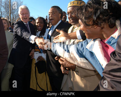 Clinton, Obama Gedenken an historische Selma März SELMA, AL - März 04: Präsident Bill Clinton wirbt für Menschen in der Menge die Hand beim marschieren mit Hillary, linken und bürgerlichen Rechte Aktivist Rose Sanders und Reverend Al Sharpton über Edmund Pettus Bridge zum Gedenken an die 1965 ' B Stockfoto