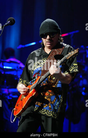 5. März 2007 - San Antonio, TX, USA - Gitarren-Legende CARLOS SANTANA Performing live im ATT Center (ehemals SBC Center) in San Antonio, Texas. (Kredit-Bild: © Jaime R. Carrero/ZUMA Press) Stockfoto