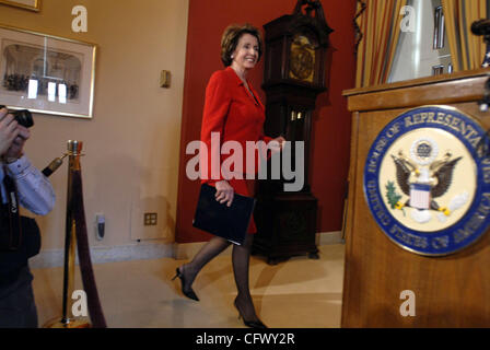 13. März 2007 - Washington, DC, USA - Sprecher des Repräsentantenhauses NANCY PELOSI (D -CA) trifft sich mit Reportern zu diskutieren, neue und kommende "Verantwortlichkeit Rechtsvorschriften," das Haus Demokraten tout als Ausübung Kongress Scheck auf den Ausbau der Exekutive der Regierung.  (Kredit-Bild: © Mark Murrman Stockfoto