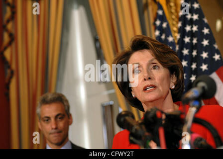 13. März 2007 - Washington, DC, USA - Sprecher des Repräsentantenhauses NANCY PELOSI (D -CA) und die demokratische Haus Führungsteam, einschließlich RAHM EMANUEL (D -IL), hinter Pelosi, trifft sich mit Reportern zu diskutieren, neue und kommende "Verantwortlichkeit Rechtsvorschriften," das Haus Demokraten tout als Ausübung Kongress Chec Stockfoto