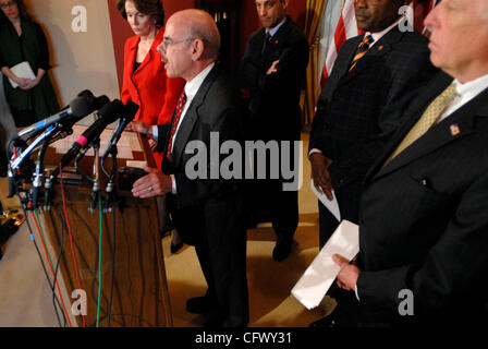 13. März 2007 - Washington, DC, USA - Kongressabgeordnete HENRY WAXMAN (D -CA) spricht mit Reportern über neue und kommende "Verantwortlichkeit Rechtsvorschriften," das Haus Demokraten tout als Ausübung Kongress Scheck auf den Ausbau der Exekutive der Regierung. Waxman erschien mit Mitgliedern des Hauses D Stockfoto