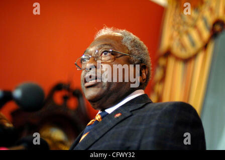 13. März 2007 - Washington, DC, USA - Haus Mehrheit Peitsche JAMES CLYBURN (D -SC) spricht mit Reportern über neue und kommende "Verantwortlichkeit Rechtsvorschriften," das Haus Demokraten tout als Ausübung Kongress Scheck auf den Ausbau der Exekutive der Regierung.  (Kredit-Bild: © Mark Murrmann/ZU Stockfoto