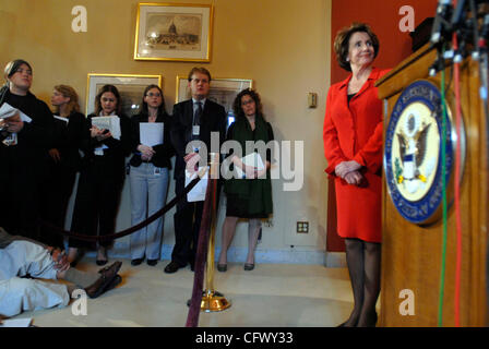 13. März 2007 - Washington, DC, USA - Sprecher des Repräsentantenhauses NANCY PELOSI (D -CA) und das demokratische Haus Leadership Team trifft sich mit Reportern zu diskutieren, neue und kommende "Verantwortlichkeit Rechtsvorschriften," das Haus Demokraten tout als Ausübung Kongress Scheck auf den Ausbau der Exekutive von g Stockfoto